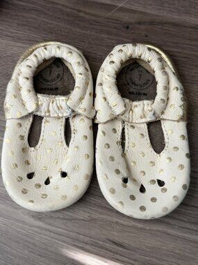 Freshly Picked Beige Gold Polka Dot Moccasin Hard Sole sz 7 Baby Toddler